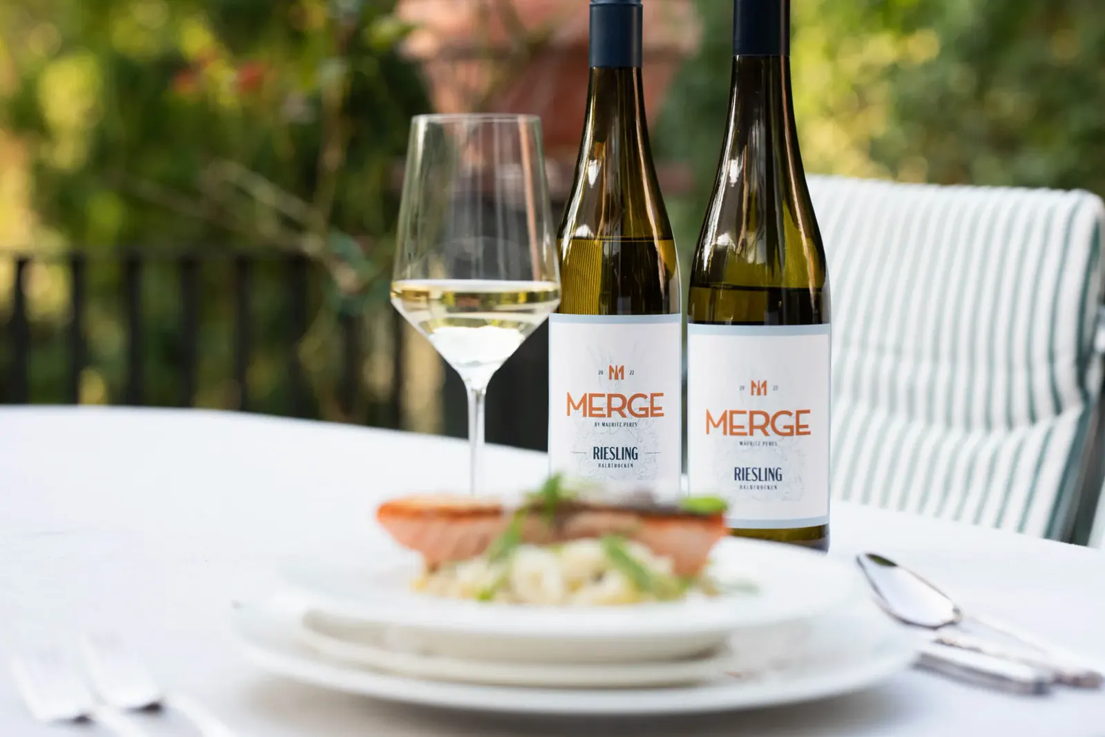 MERGE Riesling am gedeckten Tisch im Gr&uuml;nen