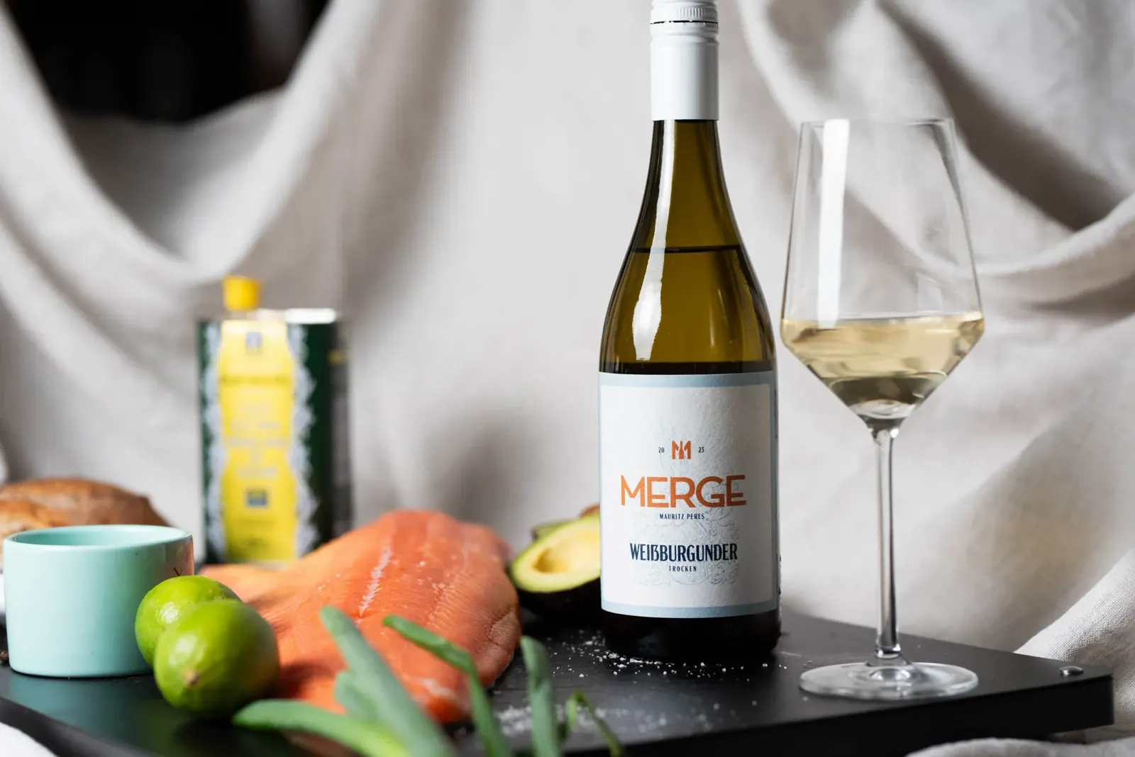 MERGE Wei&szlig;burgunder mit Lachs und Avocado
